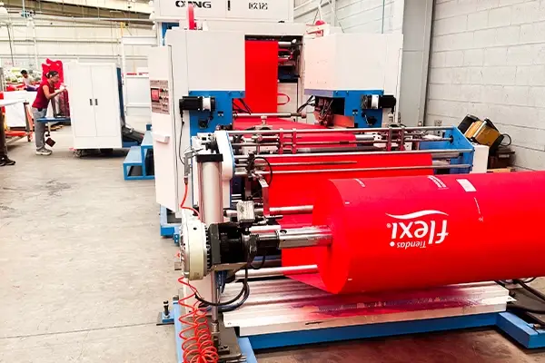 Detalle de producción de bolsas non-woven